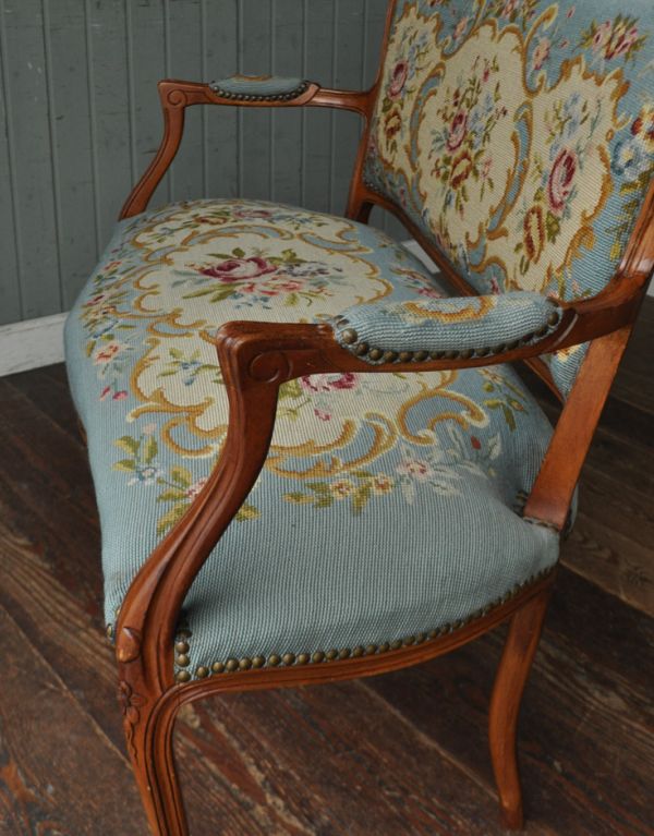 アンティーク チェア ゴージャスなフランスのアンティークソファ、プチポワンサロンチェア(2人掛け)。アームの部分にも刺繍が。(j-548-c)
