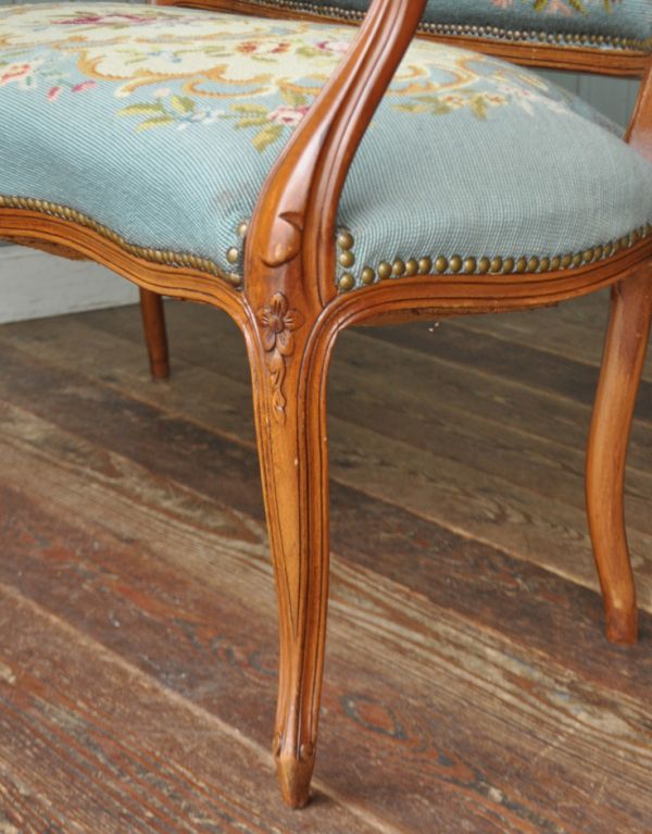 アンティーク チェア ゴージャスなフランスのアンティークソファ、プチポワンサロンチェア(2人掛け)。脚の彫、形が女性らしいデザインです。(j-548-c)