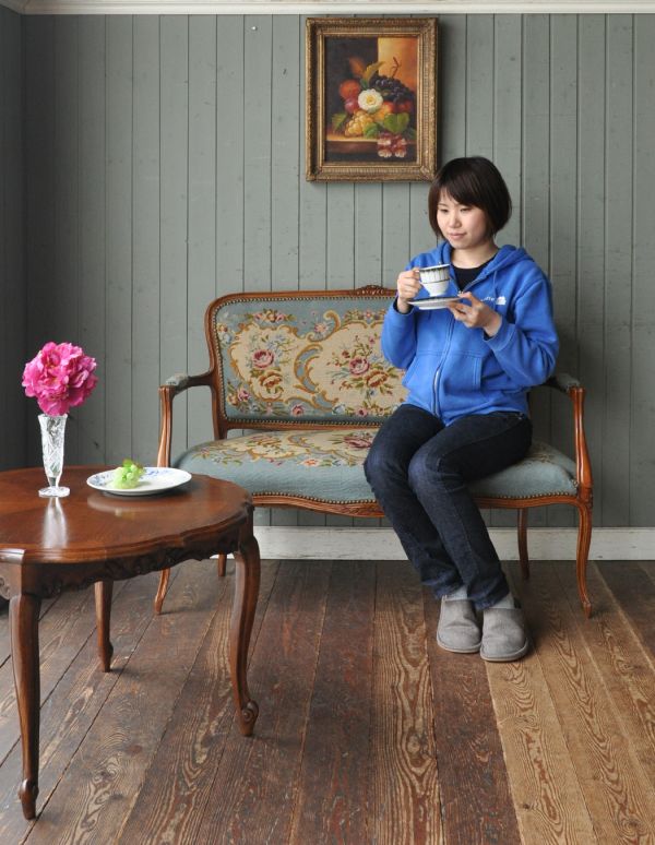 アンティーク チェア ゴージャスなフランスのアンティークソファ、プチポワンサロンチェア(2人掛け)。いつものティータイムが優雅に大変身!時間を忘れてくつろいでしまいます。(j-548-c)