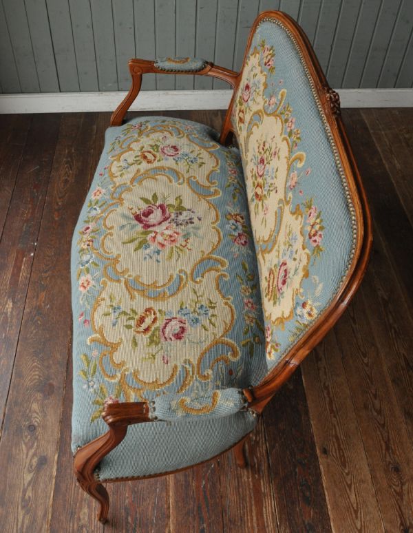 アンティーク チェア ゴージャスなフランスのアンティークソファ、プチポワンサロンチェア(2人掛け)。すわり心地がいい座面。(j-548-c)