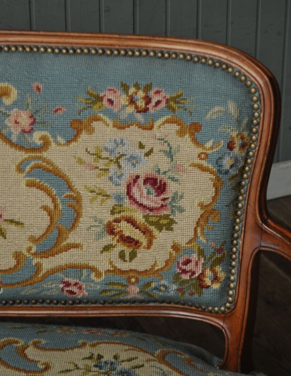 アンティーク チェア ゴージャスなフランスのアンティークソファ、プチポワンサロンチェア(2人掛け)。女性らしいデザイン。(j-548-c)