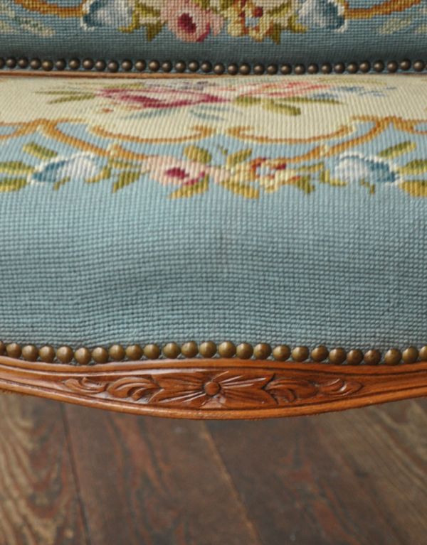 アンティーク チェア ゴージャスなフランスのアンティークソファ、プチポワンサロンチェア(2人掛け)。座ってしまうと見えない部分にまでもお花の彫があるんです。(j-548-c)