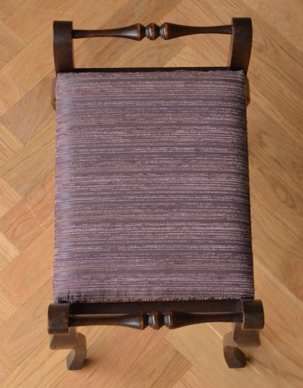 ダイニングチェア　アンティーク チェア　イギリスの収納付アンティークの椅子、布張りのスツール（ピアノスツール）。布張りなので、座り心地が良いですよ。(j-555-c)