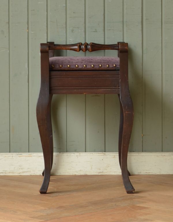 ダイニングチェア　アンティーク チェア　イギリスの収納付アンティークの椅子、布張りのスツール（ピアノスツール）。サイドから見ても美しいです。(j-555-c)