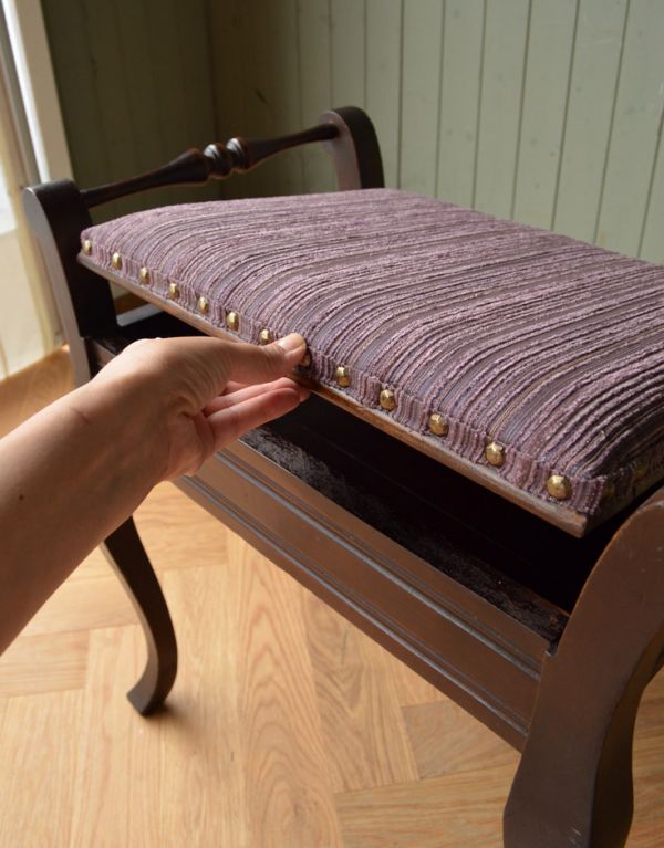 ダイニングチェア　アンティーク チェア　イギリスの収納付アンティークの椅子、布張りのスツール（ピアノスツール）。開閉はとても簡単です。(j-555-c)