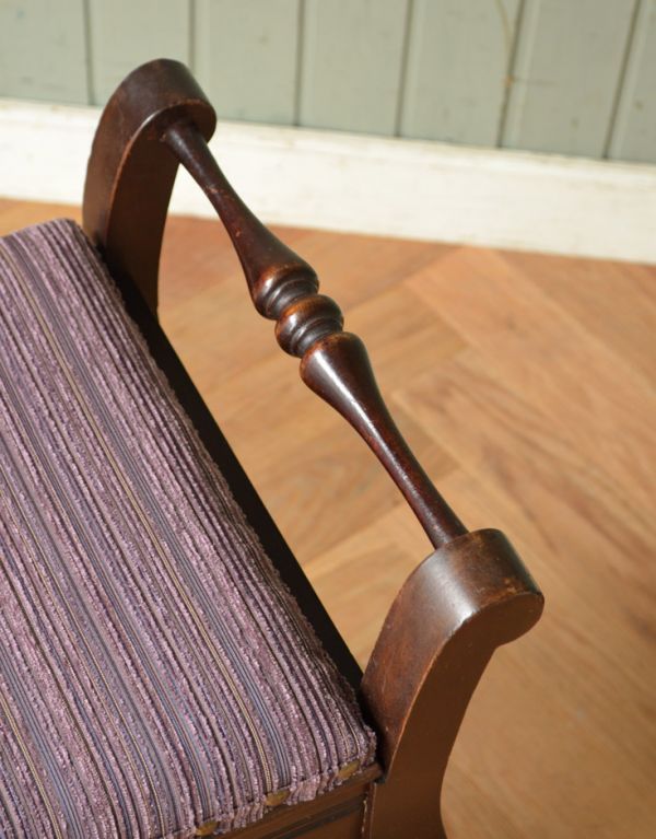 ダイニングチェア　アンティーク チェア　イギリスの収納付アンティークの椅子、布張りのスツール（ピアノスツール）。持ち手の部分です。(j-555-c)
