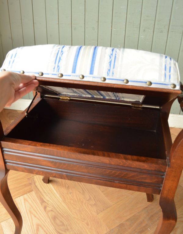 英国の収納付アンティークの椅子、布張りのスツール（ピアノスツール