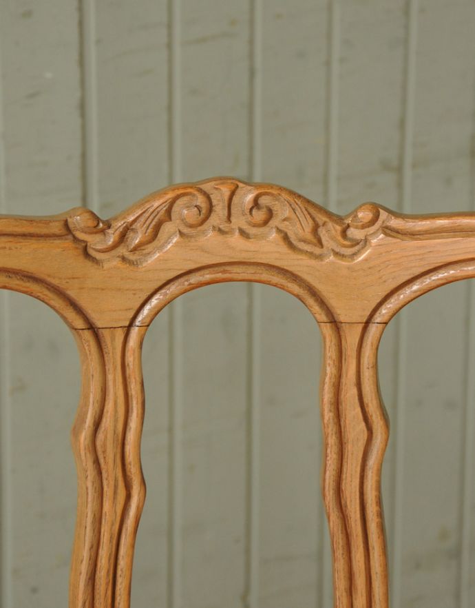 ダイニングチェア　アンティーク チェア　飾っても使っても良しのフランスの椅子、アンティークダイニングチェア。トップには細やかな彫があります。(j-560-c)