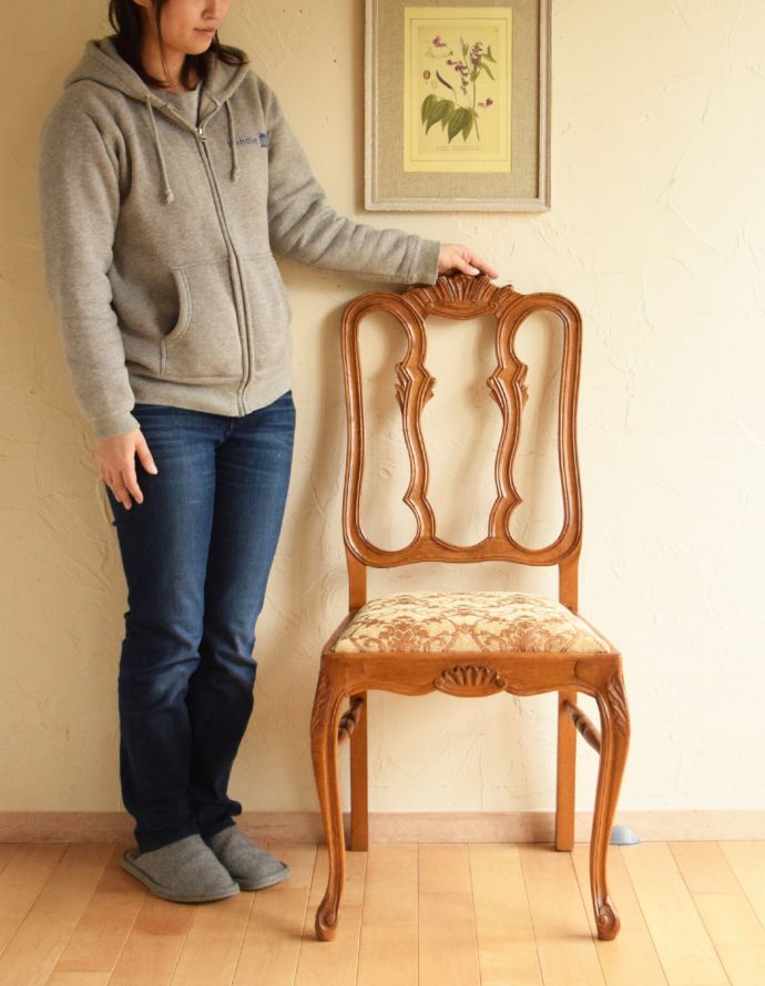 ダイニングチェア　アンティーク チェア　装飾が美しいフランスの椅子、アンティークダイニングチェア。上品な雰囲気が漂うダイニングチェア。(j-563-c)