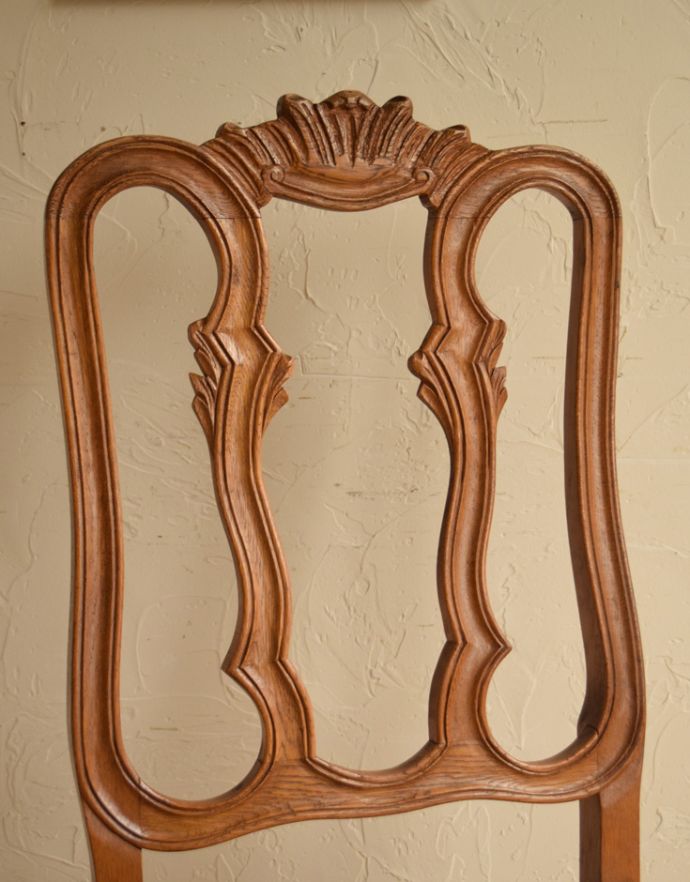 ダイニングチェア　アンティーク チェア　装飾が美しいフランスの椅子、アンティークダイニングチェア。木目や色は1脚1脚微妙に違いますが、どれもキレイに仕上げています。(j-563-c)