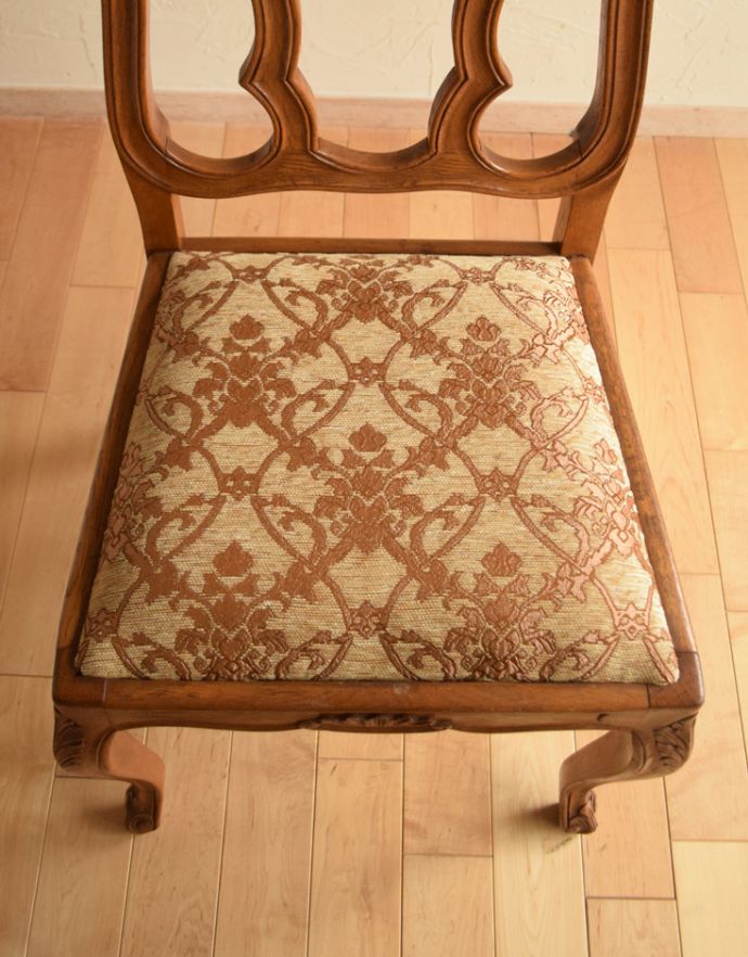 ダイニングチェア　アンティーク チェア　装飾が美しいフランスの椅子、アンティークダイニングチェア。布が貼ってあるので、長時間座っても疲れません。(j-563-c)