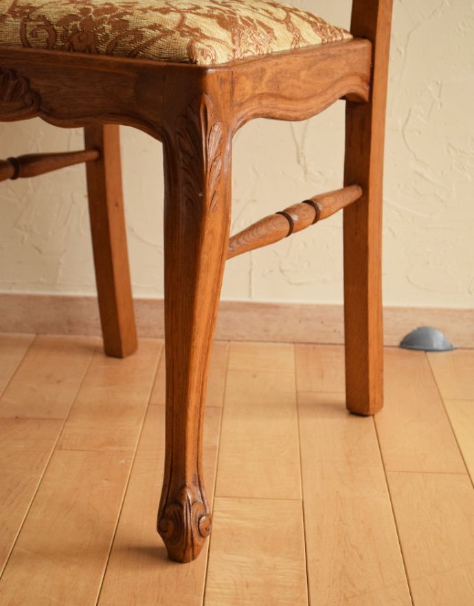 ダイニングチェア　アンティーク チェア　装飾が美しいフランスの椅子、アンティークダイニングチェア。きちんとお直ししていますので、大柄な男性でも安心してお掛け下さい。(j-563-c)