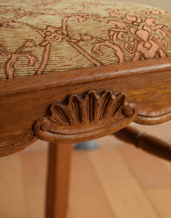 ダイニングチェア　アンティーク チェア　装飾が美しいフランスの椅子、アンティークダイニングチェア。美しい彫があります。(j-563-c)