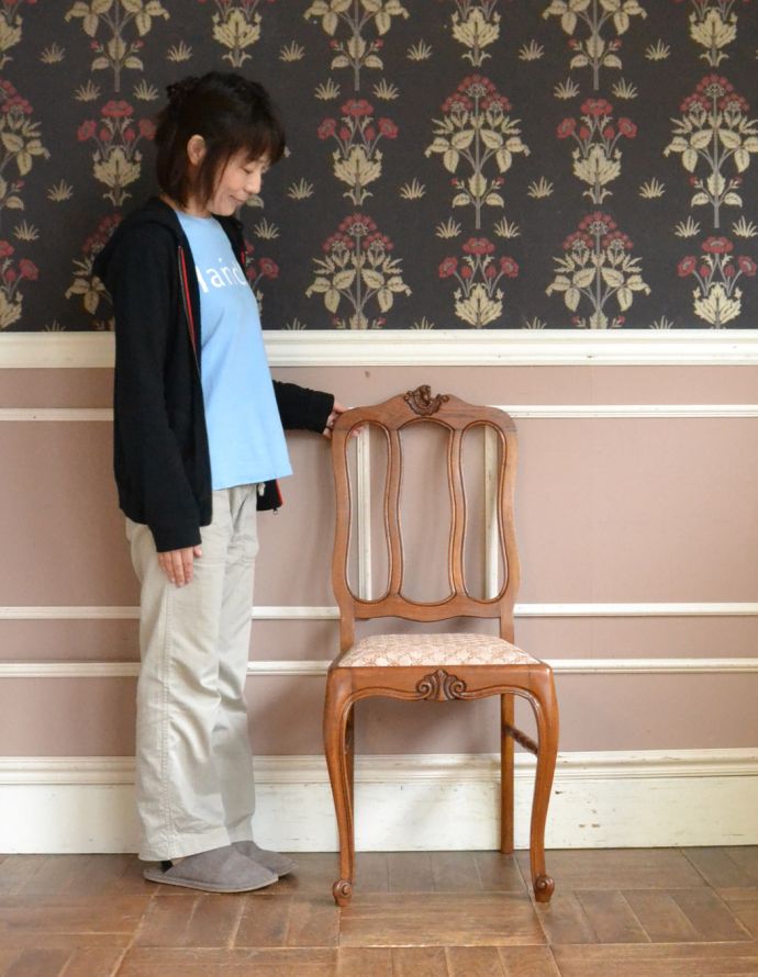 ダイニングチェア アンティーク チェア 装飾が美しいフランスで見つけた、アンティークダイニングチェア。上品な雰囲気が漂うダイニングチェア。(j-566-c)