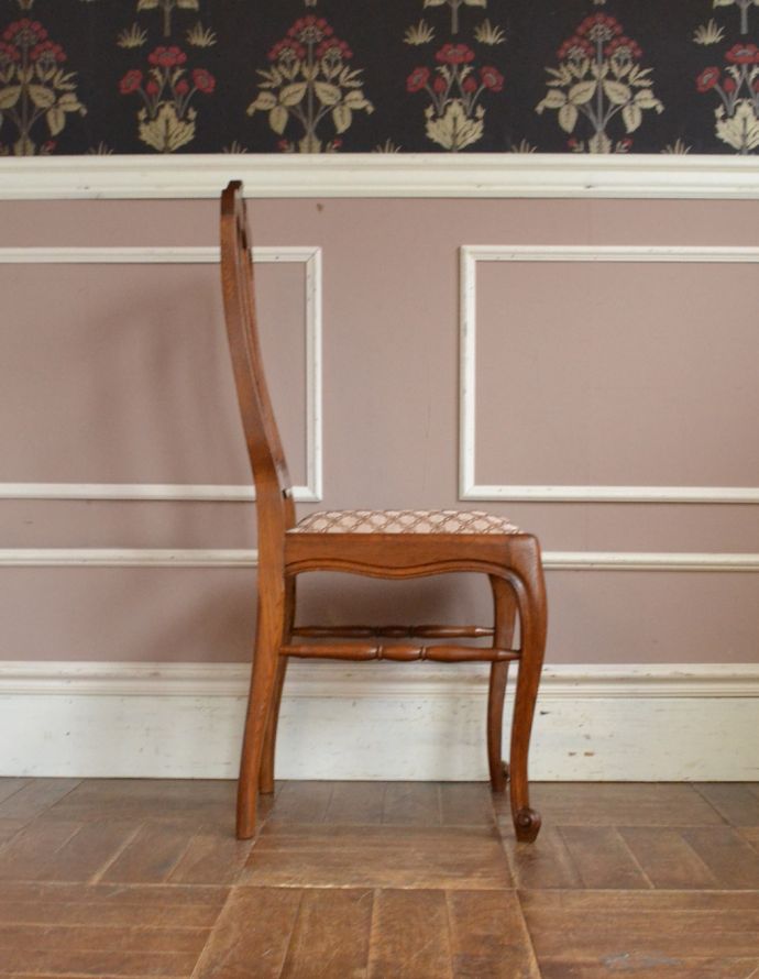 ダイニングチェア アンティーク チェア 装飾が美しいフランスで見つけた、アンティークダイニングチェア。横から見ても綺麗な装飾が楽しめます。(j-566-c)