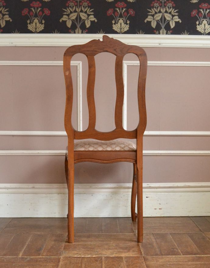 ダイニングチェア アンティーク チェア 装飾が美しいフランスで見つけた、アンティークダイニングチェア。アンティークらしく、流行を追わずに長く使えるデザイン。(j-566-c)