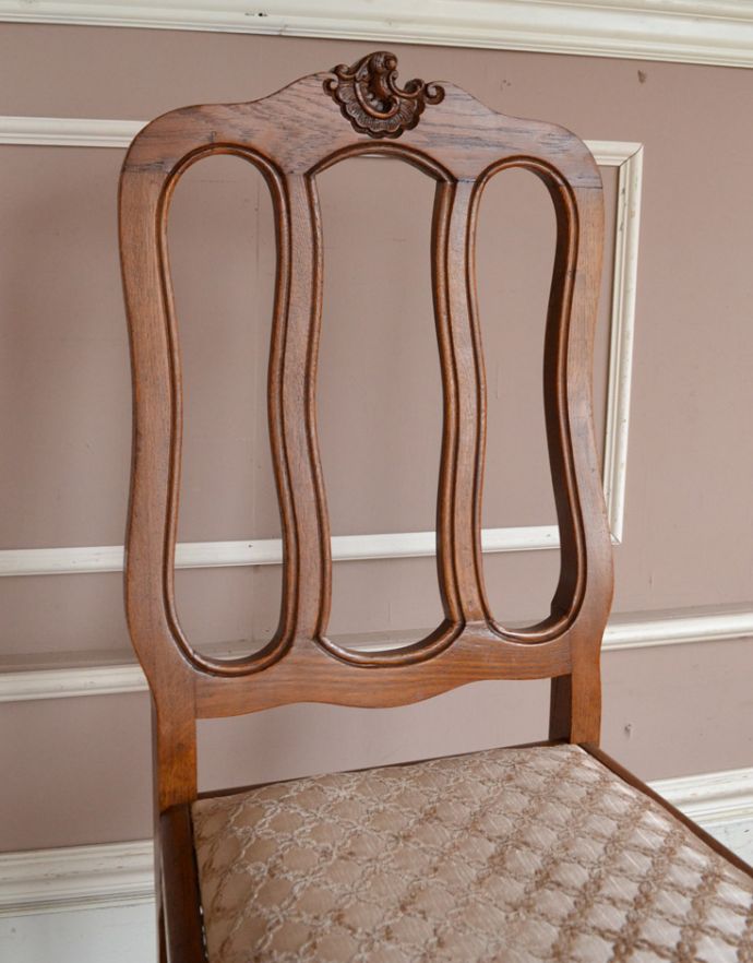 ダイニングチェア アンティーク チェア 装飾が美しいフランスで見つけた、アンティークダイニングチェア。アンティークは新品ではないので、経年変化によるキズはありますが、専門の職人によって目立たないようにキレイにお直しをしています。(j-566-c)