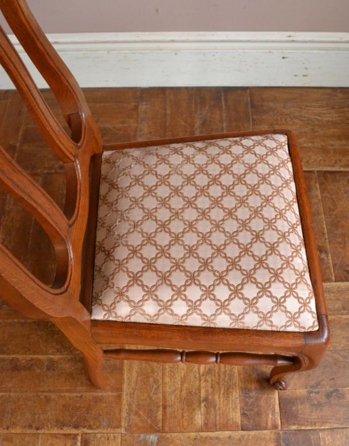 ダイニングチェア アンティーク チェア 装飾が美しいフランスで見つけた、アンティークダイニングチェア。布が貼ってあるので、長時間座っても疲れません。(j-566-c)