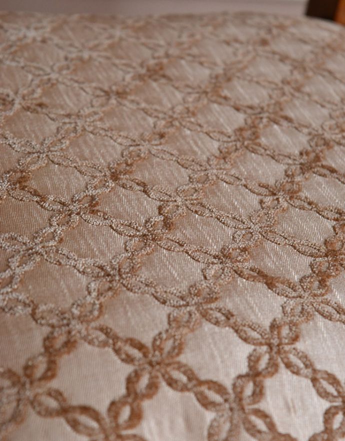 ダイニングチェア アンティーク チェア 装飾が美しいフランスで見つけた、アンティークダイニングチェア。装飾の美しいチェアに合わせて、高級感のある生地をセレクトしました。(j-566-c)