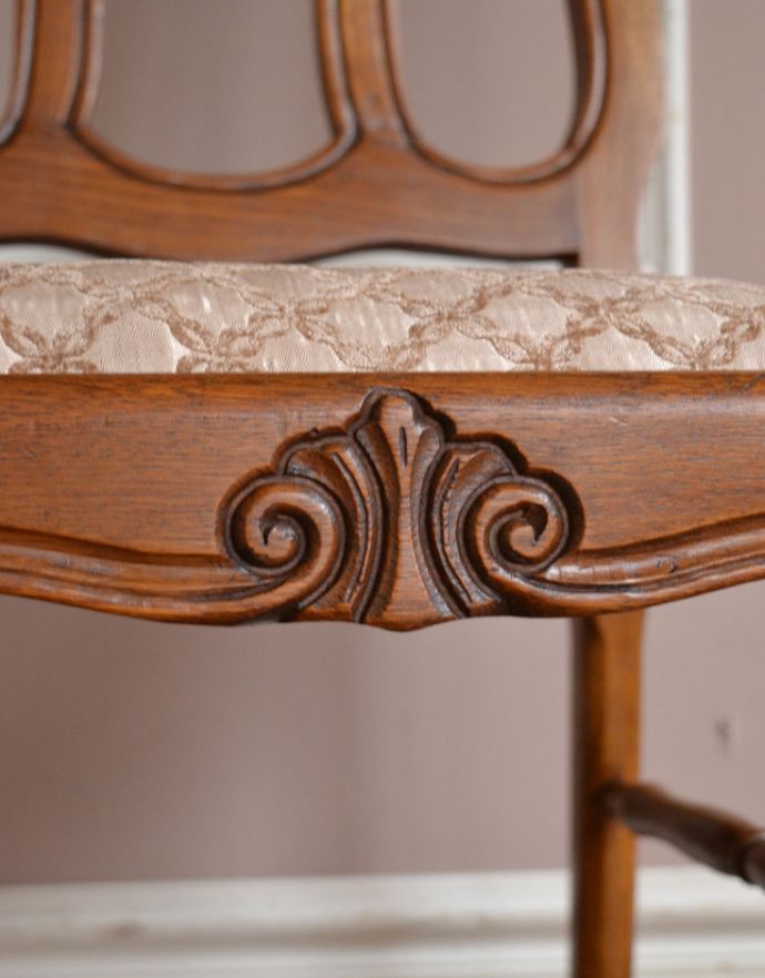 ダイニングチェア アンティーク チェア 装飾が美しいフランスで見つけた、アンティークダイニングチェア。美しい彫があります。(j-566-c)