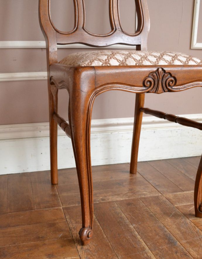 ダイニングチェア アンティーク チェア 装飾が美しいフランスで見つけた、アンティークダイニングチェア。きちんとお直ししていますので、大柄な男性でも安心してお掛け下さい。(j-566-c)