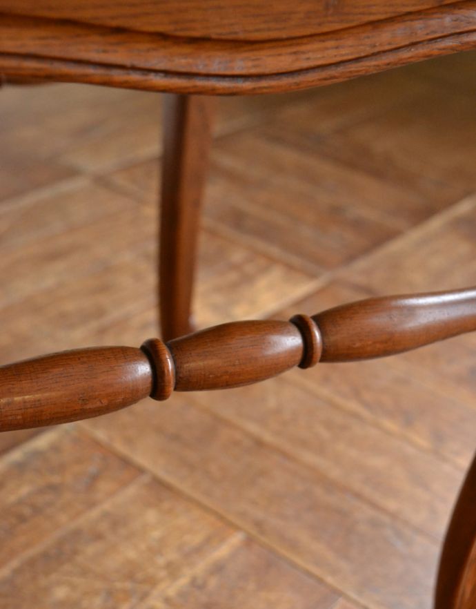 ダイニングチェア アンティーク チェア 装飾が美しいフランスで見つけた、アンティークダイニングチェア。隅々まで装飾があります。(j-566-c)