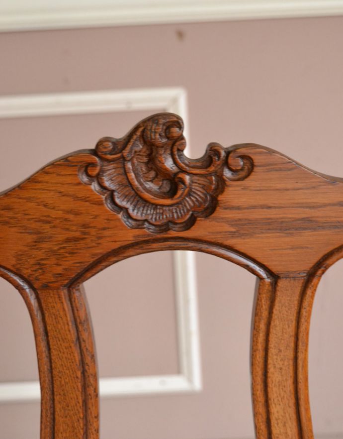 ダイニングチェア アンティーク チェア 装飾が美しいフランスで見つけた、アンティークダイニングチェア。トップには優雅な装飾があります。(j-566-c)
