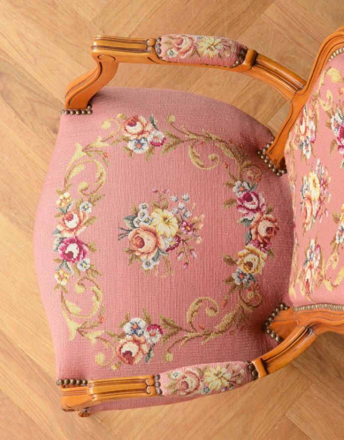 サロンチェア　アンティーク チェア　刺繍がとっても美しいフランスアンティーク、ピンクのアンティークプチポワンチェア。手刺繍とは思えない絵画の様な美しさです。(j-570-c)