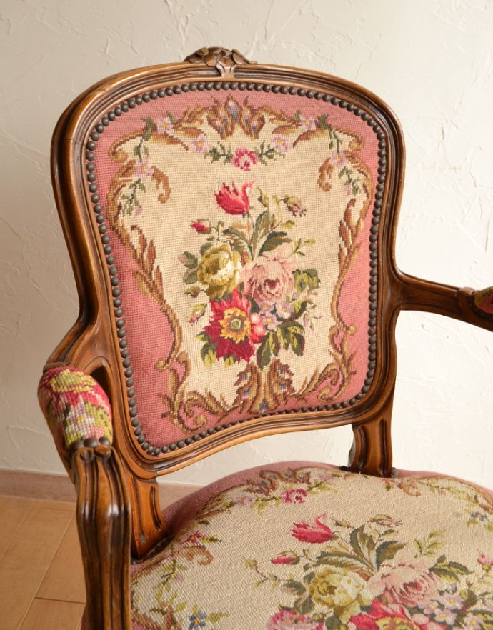 サロンチェア　アンティーク チェア　お花の刺繍、彫りがとても美しいフランス生まれのエレガントなプチポワンのアームチェア。色合いが上品で高級感があります。(j-573-c)