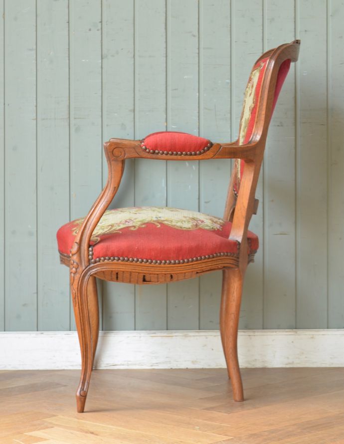 サロンチェア　アンティーク チェア　フランス生まれのエレガントなアンティークチェア、プチポワンのアームチェア（レッド）。横から見る姿も綺麗です。(j-575-c)
