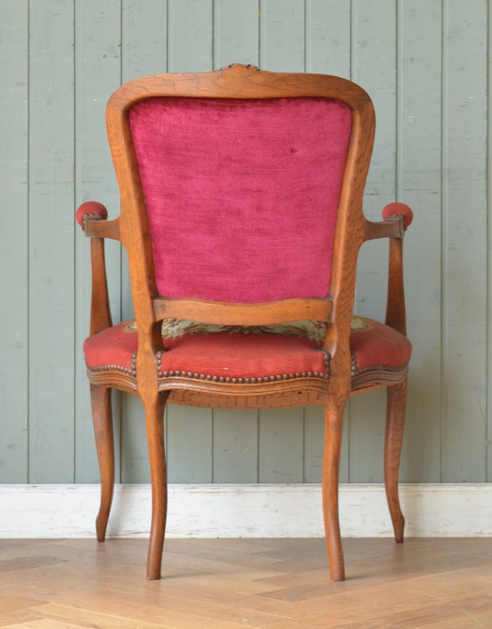 サロンチェア　アンティーク チェア　フランス生まれのエレガントなアンティークチェア、プチポワンのアームチェア（レッド）。きちんとメンテナンスしてあるので、裏側もキレイです。(j-575-c)