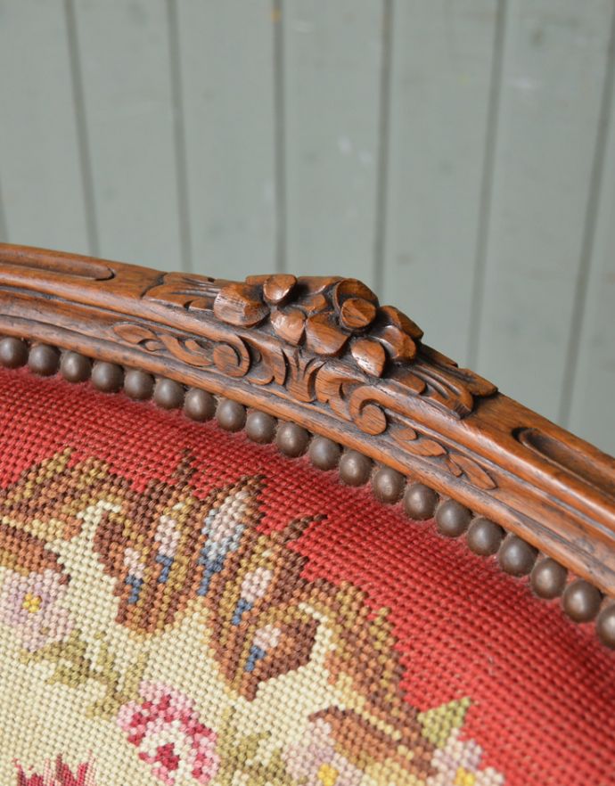 サロンチェア　アンティーク チェア　フランス生まれのエレガントなアンティークチェア、プチポワンのアームチェア（レッド）。背もたれの上には可愛いお花の飾りです。(j-575-c)