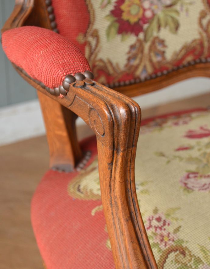 サロンチェア　アンティーク チェア　フランス生まれのエレガントなアンティークチェア、プチポワンのアームチェア（レッド）。そっと手を置きたくなるアームに施された刺繍。(j-575-c)