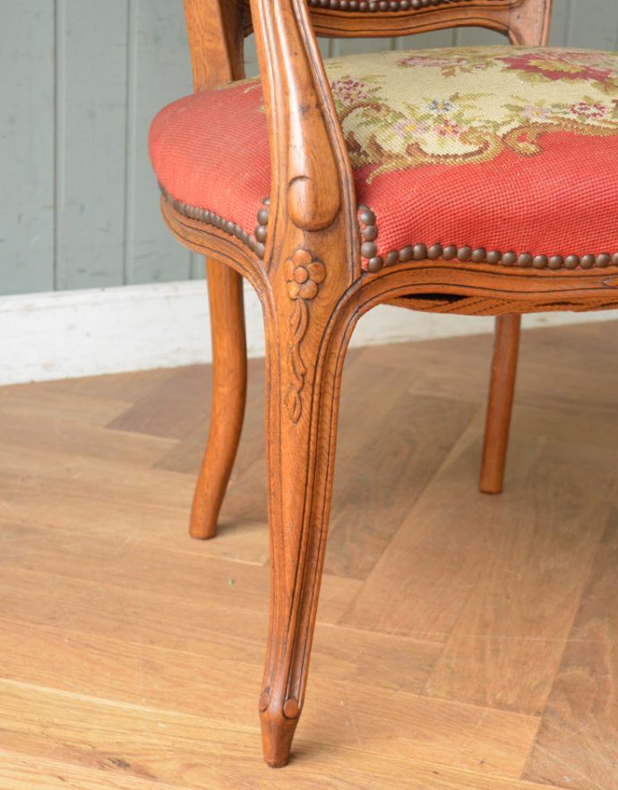 サロンチェア　アンティーク チェア　フランス生まれのエレガントなアンティークチェア、プチポワンのアームチェア（レッド）。脚の彫、形が女性らしいデザインです。(j-575-c)