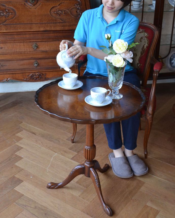 サロンチェア　アンティーク チェア　フランス生まれのエレガントなアンティークチェア、プチポワンのアームチェア（レッド）。。(j-575-c)