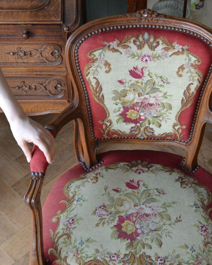 サロンチェア　アンティーク チェア　フランス生まれのエレガントなアンティークチェア、プチポワンのアームチェア（レッド）。。(j-575-c)
