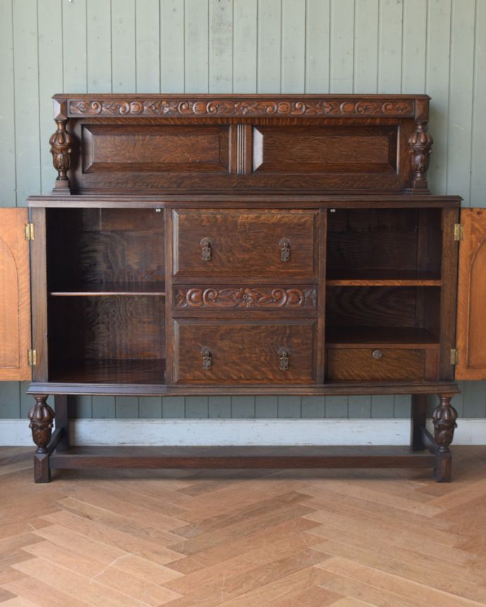サイドボード　アンティーク家具　英国アンティーク家具、オーク材の上品なサイドボード。扉を開くと、たっぷりの収納スペース。(j-575-f-1)