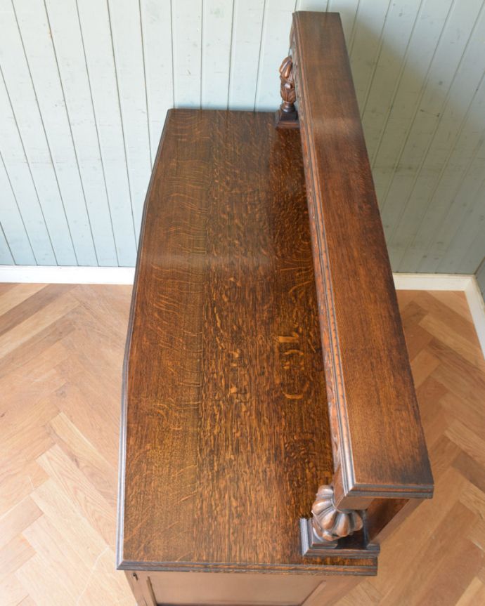 サイドボード　アンティーク家具　英国アンティーク家具、オーク材の上品なサイドボード。広々した天板もキレイに塗装を仕上げました。(j-575-f-1)