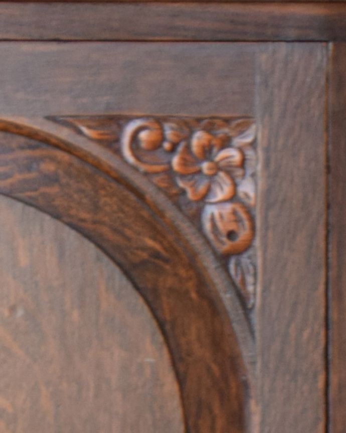 サイドボード　アンティーク家具　英国アンティーク家具、オーク材の上品なサイドボード。お花があしらわれた装飾にはどこか和の美しさを感じます。(j-575-f-1)