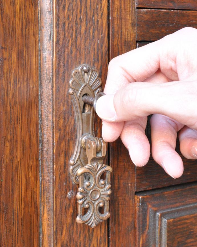 サイドボード　アンティーク家具　英国アンティーク家具、オーク材の上品なサイドボード。重厚感のある取っ手。(j-575-f-1)