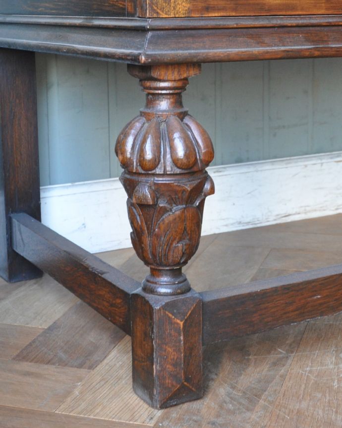 サイドボード　アンティーク家具　英国アンティーク家具、オーク材の上品なサイドボード。どっしりとした貫禄のある脚。(j-575-f-1)