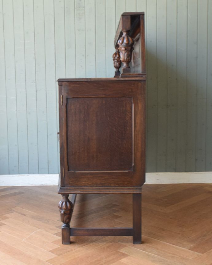 サイドボード　アンティーク家具　英国アンティーク家具、オーク材の上品なサイドボード。サイドから見てもキレイな状態です。(j-575-f-1)