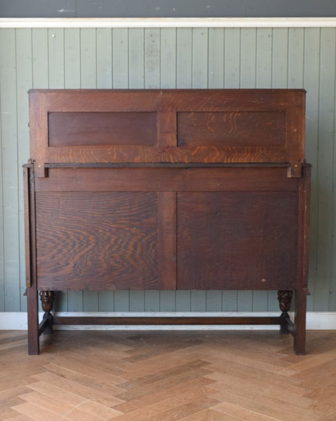 サイドボード　アンティーク家具　英国アンティーク家具、オーク材の上品なサイドボード。キチンとメンテナンスしてあるので、裏側もキレイです。(j-575-f-1)