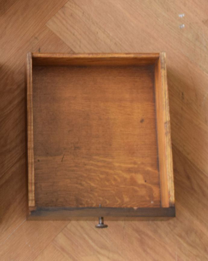 サイドボード　アンティーク家具　英国アンティーク家具、オーク材の上品なサイドボード。印鑑やカードなど細かい雑貨が整理できます。(j-575-f-1)