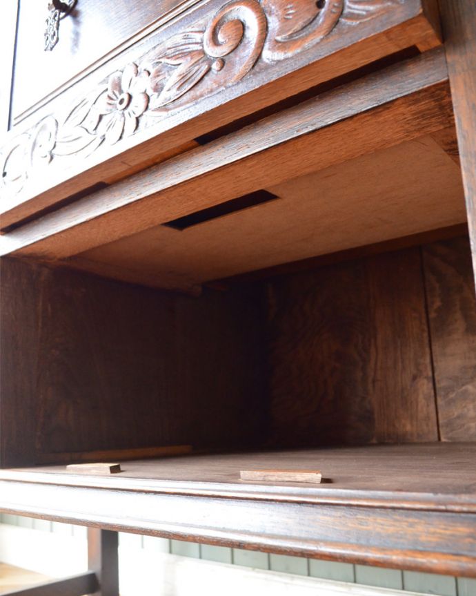 サイドボード　アンティーク家具　英国アンティーク家具、オーク材の上品なサイドボード。隠し引き出しは、下段の引き出しを外して、くぼみに手を入れて手前に押して、出すことができます。(j-575-f-1)