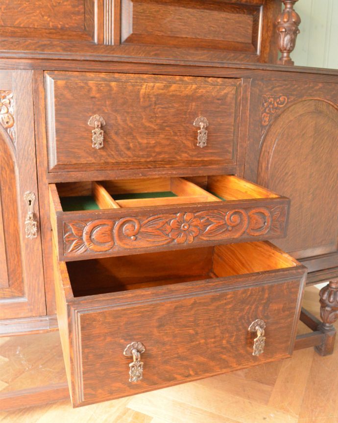 サイドボード　アンティーク家具　英国アンティーク家具、オーク材の上品なサイドボード。中央の引き出しの上段と下段の間は、表から引き出しに見えない『隠し引き出し』になっています！。(j-575-f-1)