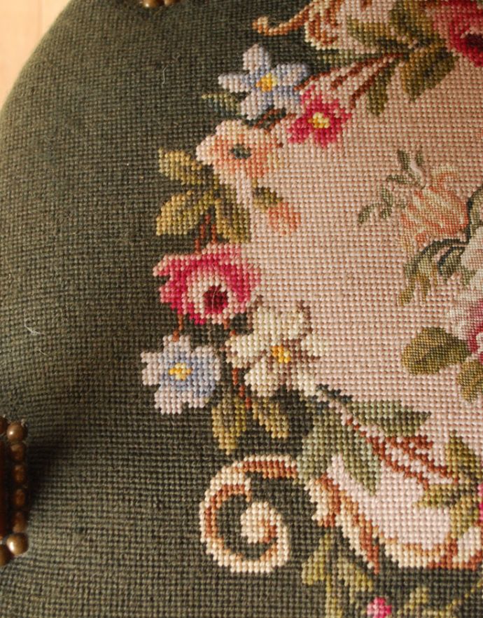 フレンチカブリオル　アンティーク チェア　刺繍がとっても美しいフランスアンティーク、シックなカラーのプチポワンチェア。手刺繍とは思えない絵画の様な美しさです。(j-576-c)