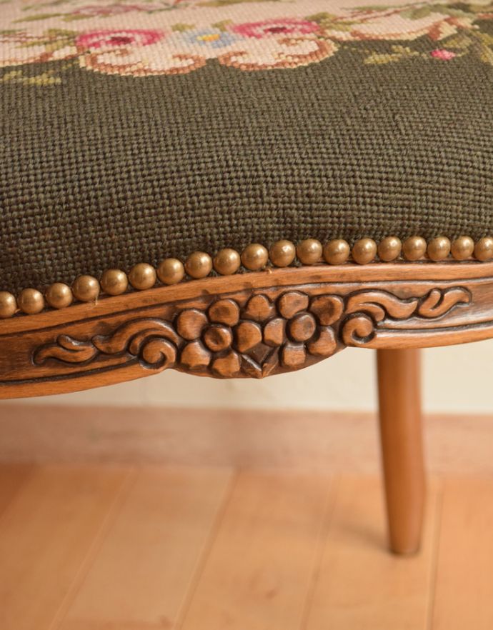 フレンチカブリオル　アンティーク チェア　刺繍がとっても美しいフランスアンティーク、落ち着いたシックなカラーのプチポワンチェア。座ってしまうと見えない部分にまでもお花の彫があるんです。(j-577-c)