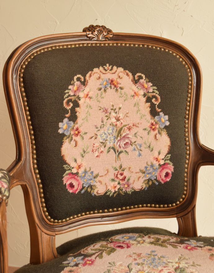 フレンチカブリオル　アンティーク チェア　刺繍がとっても美しいフランスアンティーク、落ち着いたシックなカラーのプチポワンチェア。色合いが上品で高級感があります。(j-577-c)