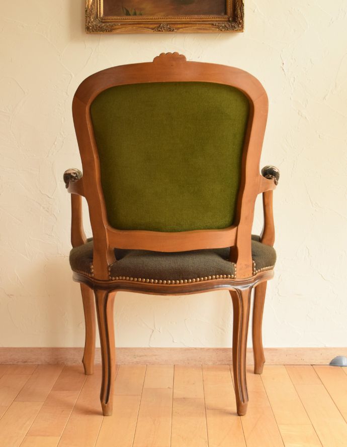 フレンチカブリオル　アンティーク チェア　刺繍がとっても美しいフランスアンティーク、落ち着いたシックなカラーのプチポワンチェア。後ろから見るとこんな感じ。(j-577-c)